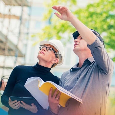 Bauleiter schauen nach oben.